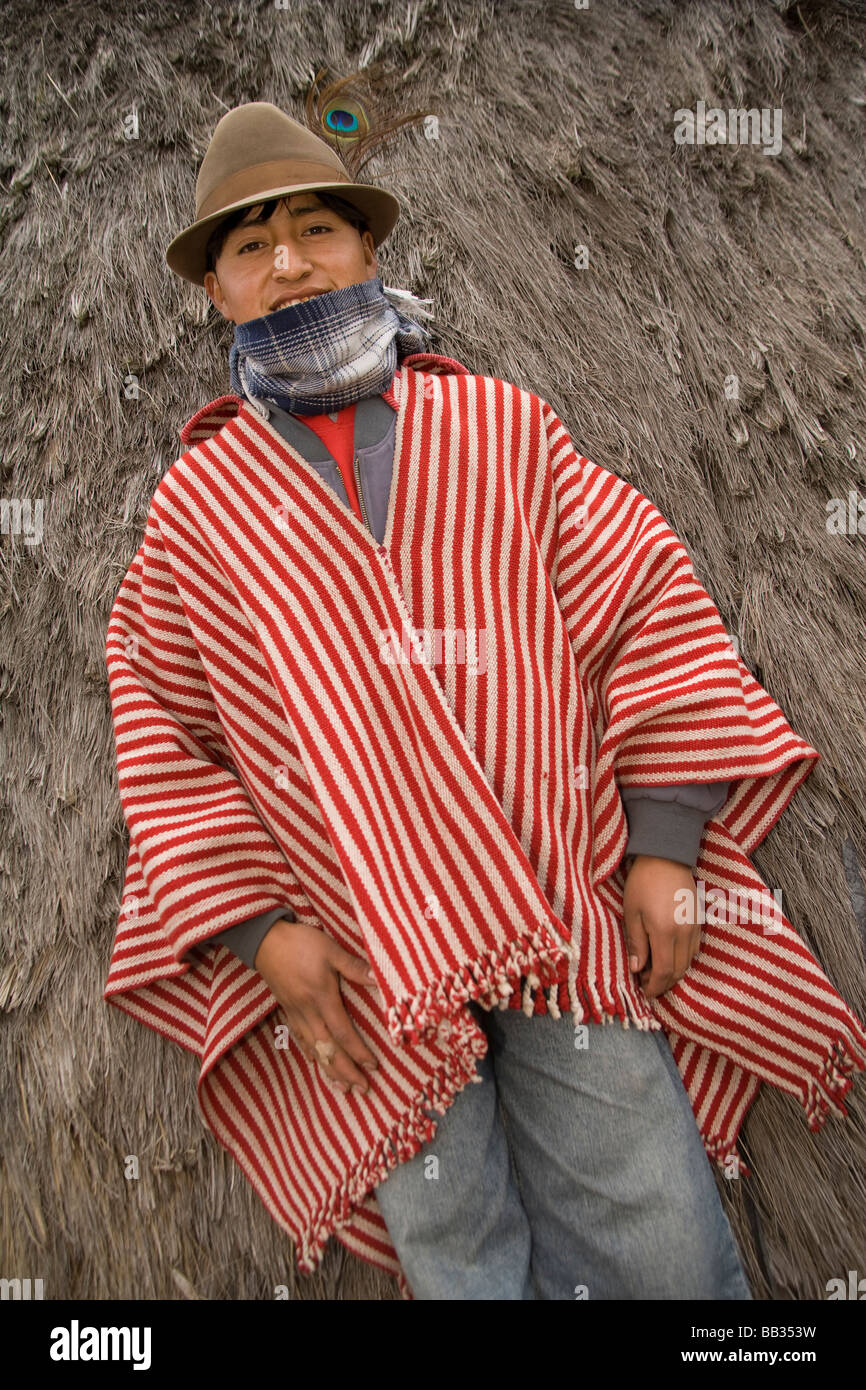 L'Amérique du Sud, l'Équateur, Zumbahua, homme en poncho, M. hut en chaume  Photo Stock - Alamy