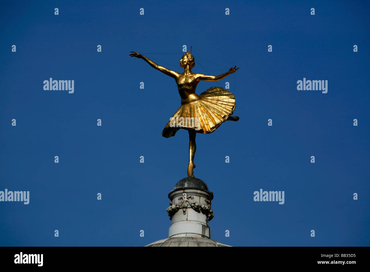 Statue de prima ballerina Anna Pavlova sur le dessus du Victoria Palace Theatre, Victoria, London, UK Banque D'Images