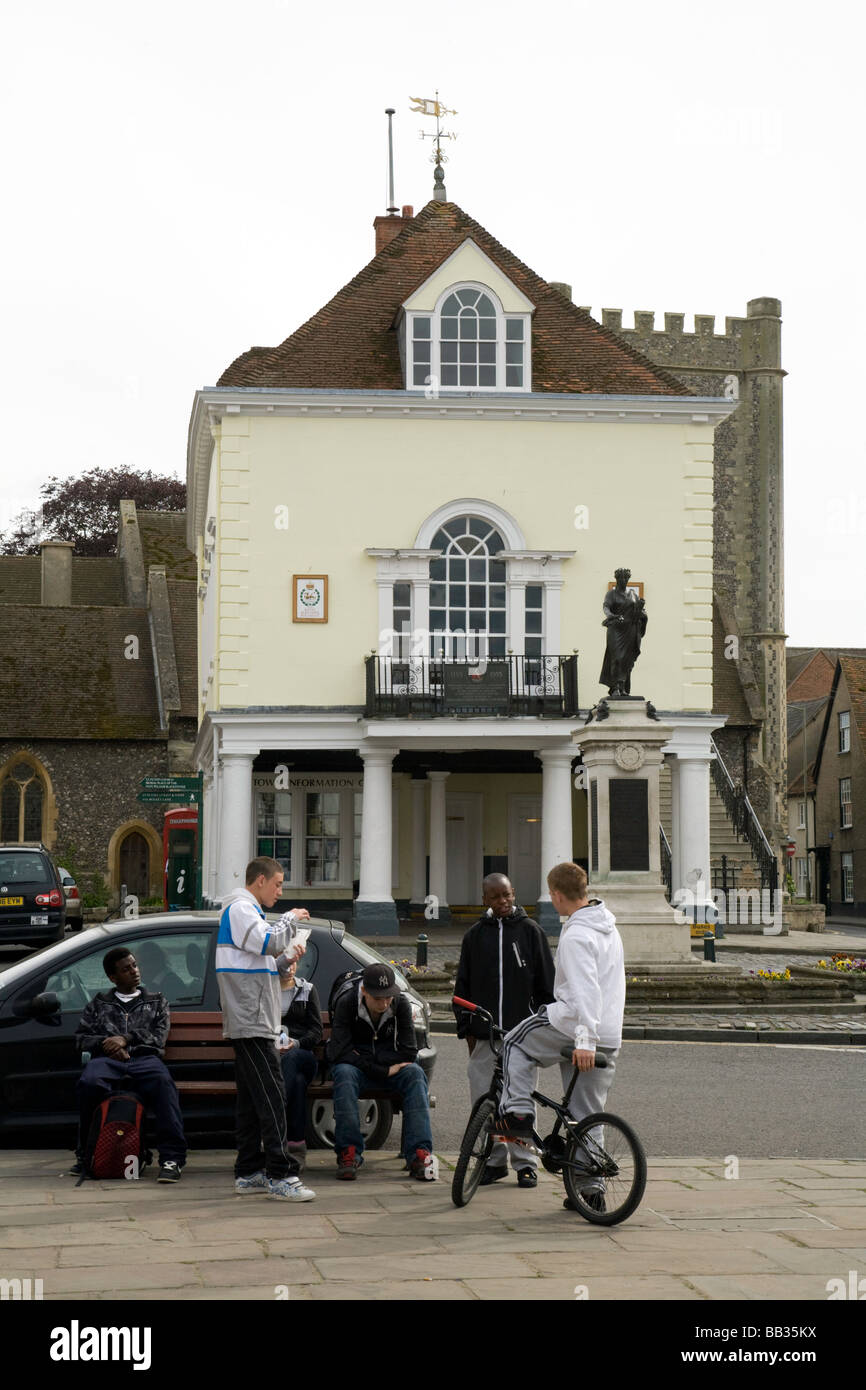 Les adolescents dans le centre ville, Wallingford, Oxfordshire en Angleterre Banque D'Images