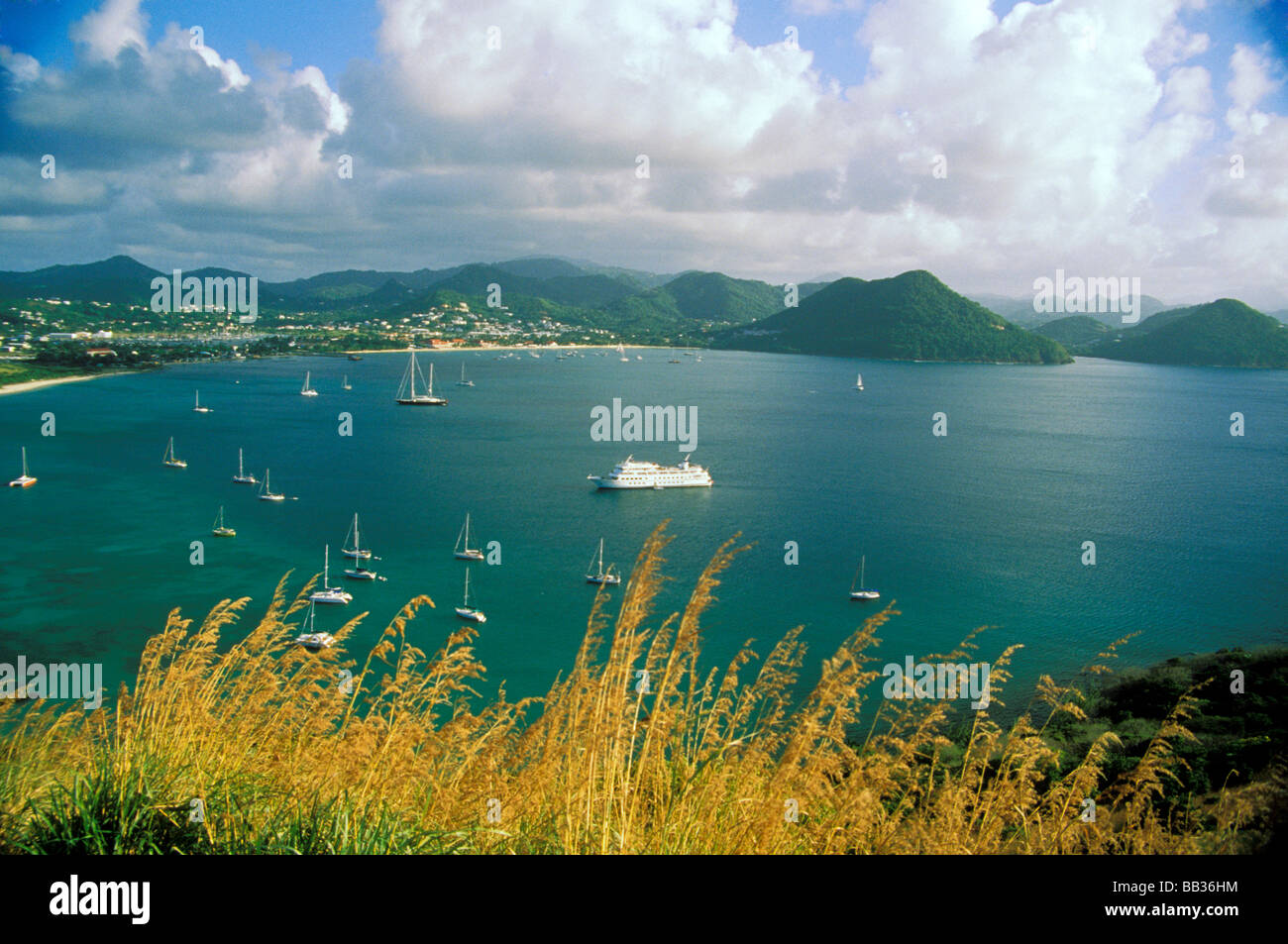 Caribbean, Saint Lucia, Rodney Bay, la Soufrière. Bateaux dans la baie. Banque D'Images