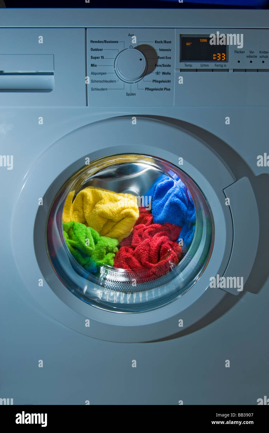Lave-linge Blanchisserie Nettoyage du cycle de lavage de vêtements plus  propres en éponge éponge occasionnels à l'intérieur couleur couleur rouge  jaune vert Photo Stock - Alamy