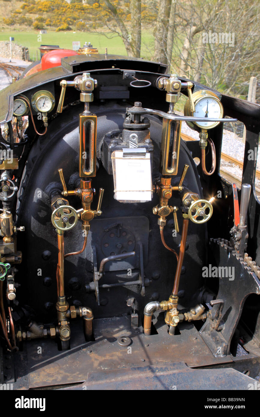 Vue de l'intérieur du cockpit de l'utilisation des commandes d'un petit train à vapeur Banque D'Images