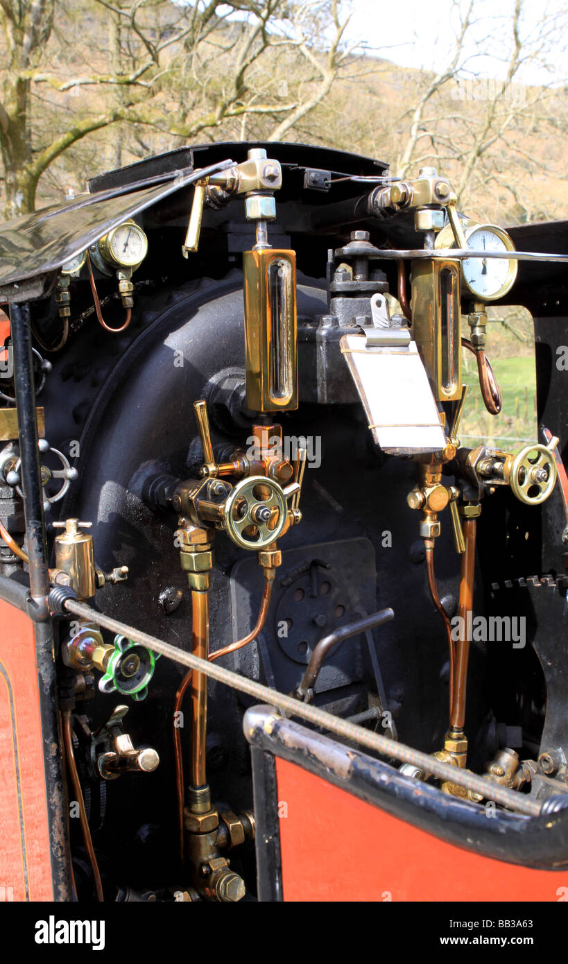 Vue de l'intérieur du cockpit de l'utilisation des commandes d'un petit train à vapeur rouge Banque D'Images