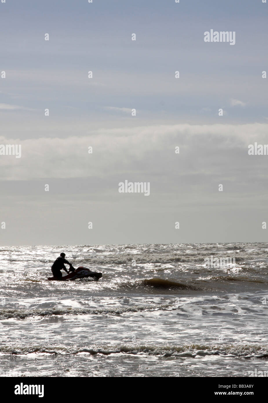 Lone jetbike ou bike rider l'eau joue dans la spring surf au large de la côte britannique Banque D'Images