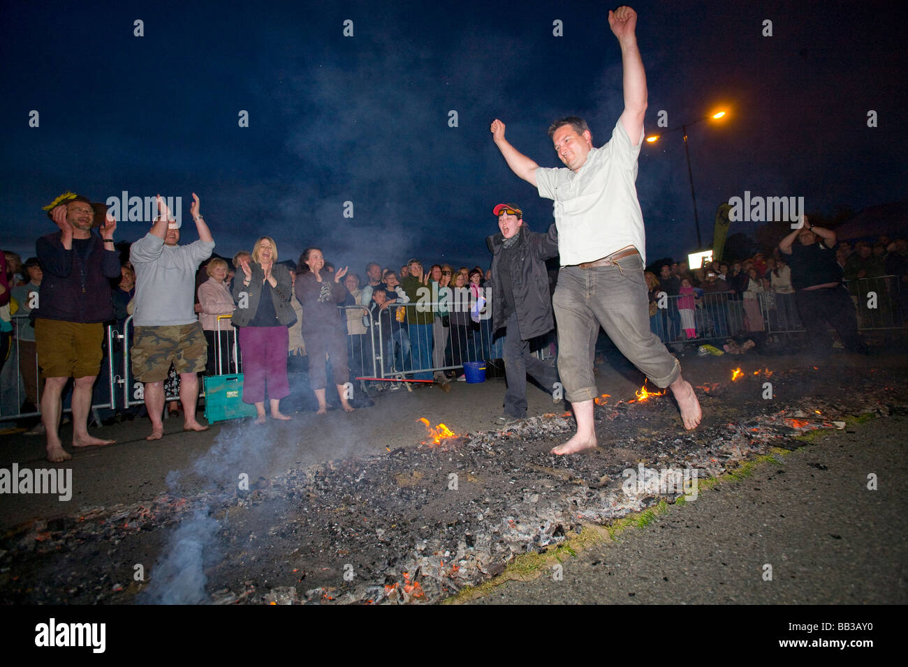 Graeme Craig Walking Festival Fire Walk Newport Ile de Wight Angleterre UK Banque D'Images