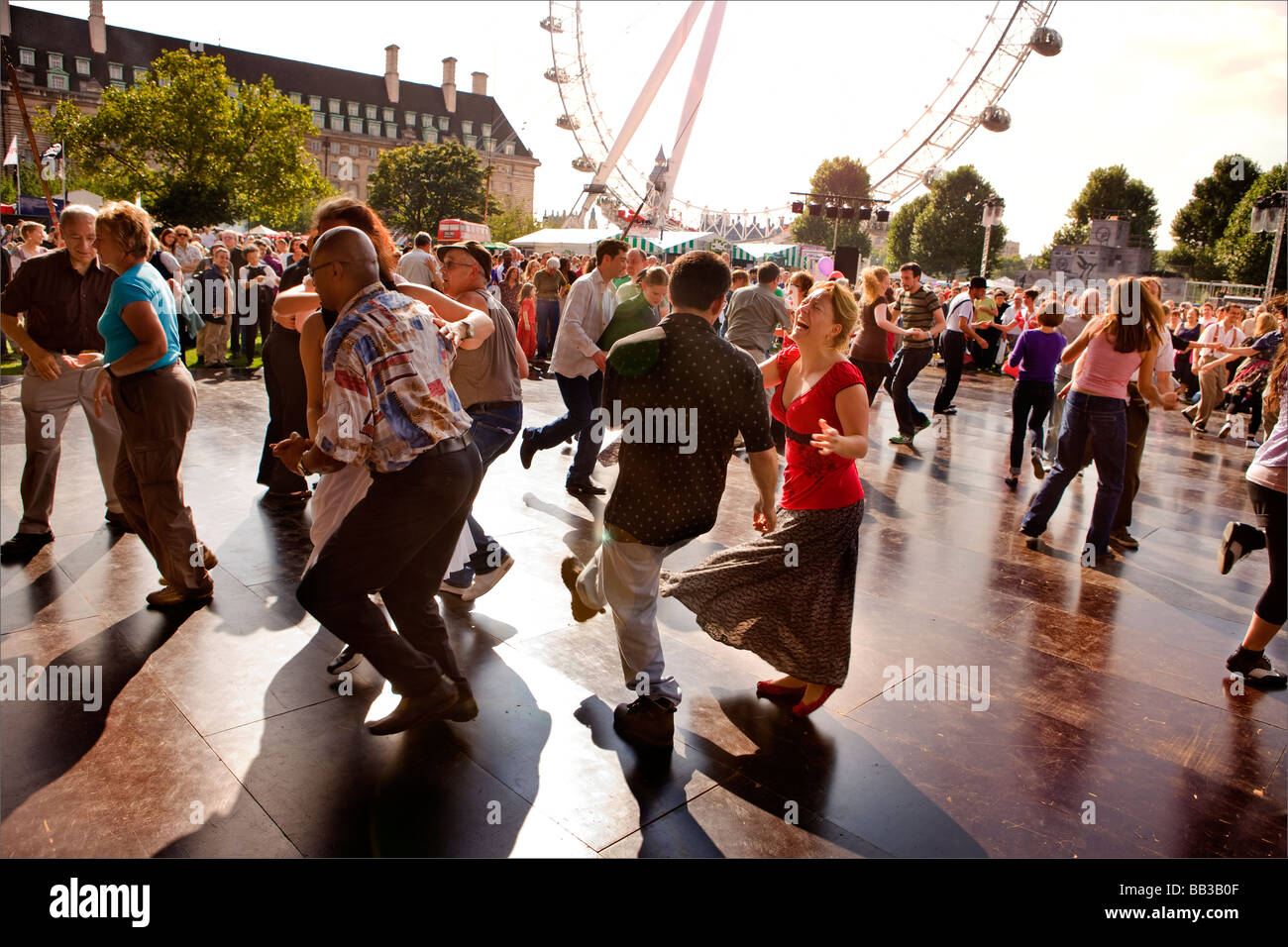 Les gens danser au Festival de Southbank, Londres, Royaume-Uni. Banque D'Images
