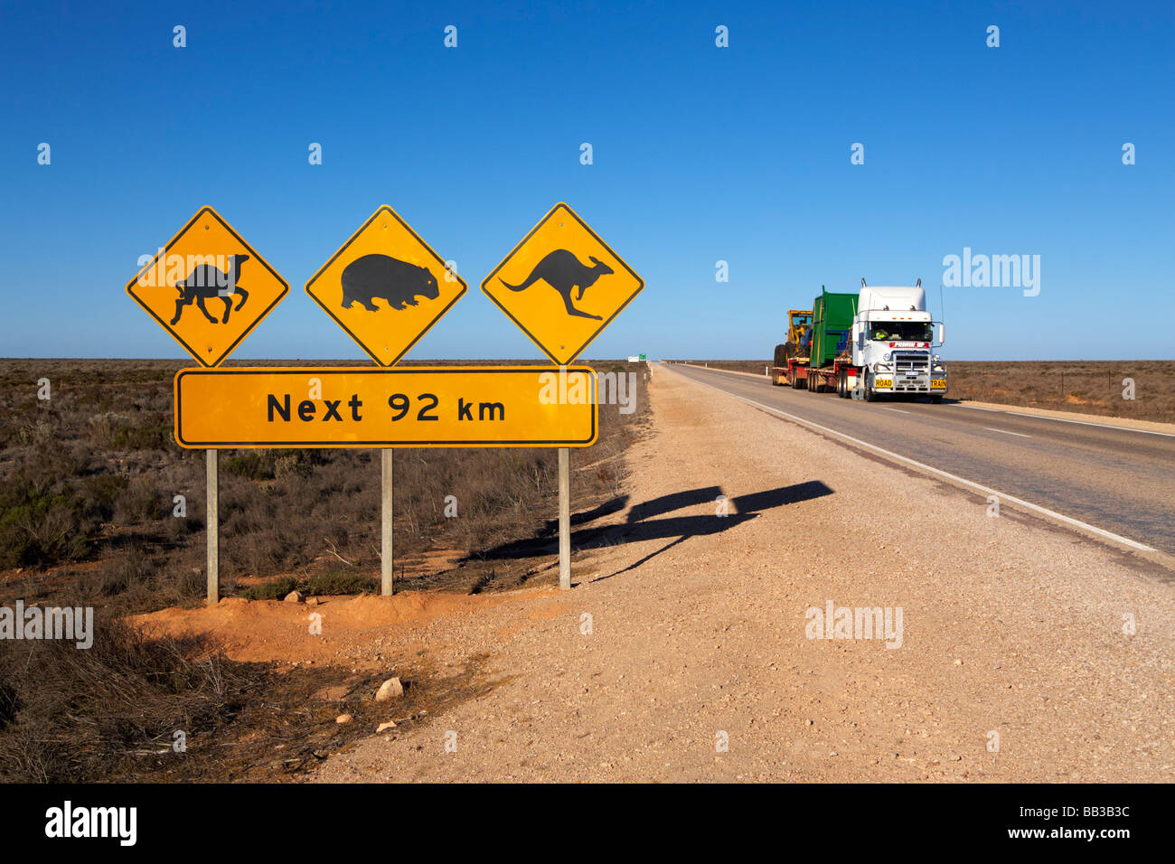 Australian road emblématique signe sur l'Eyre Highway près de la Nullabor Road House l'Australie du Sud Banque D'Images
