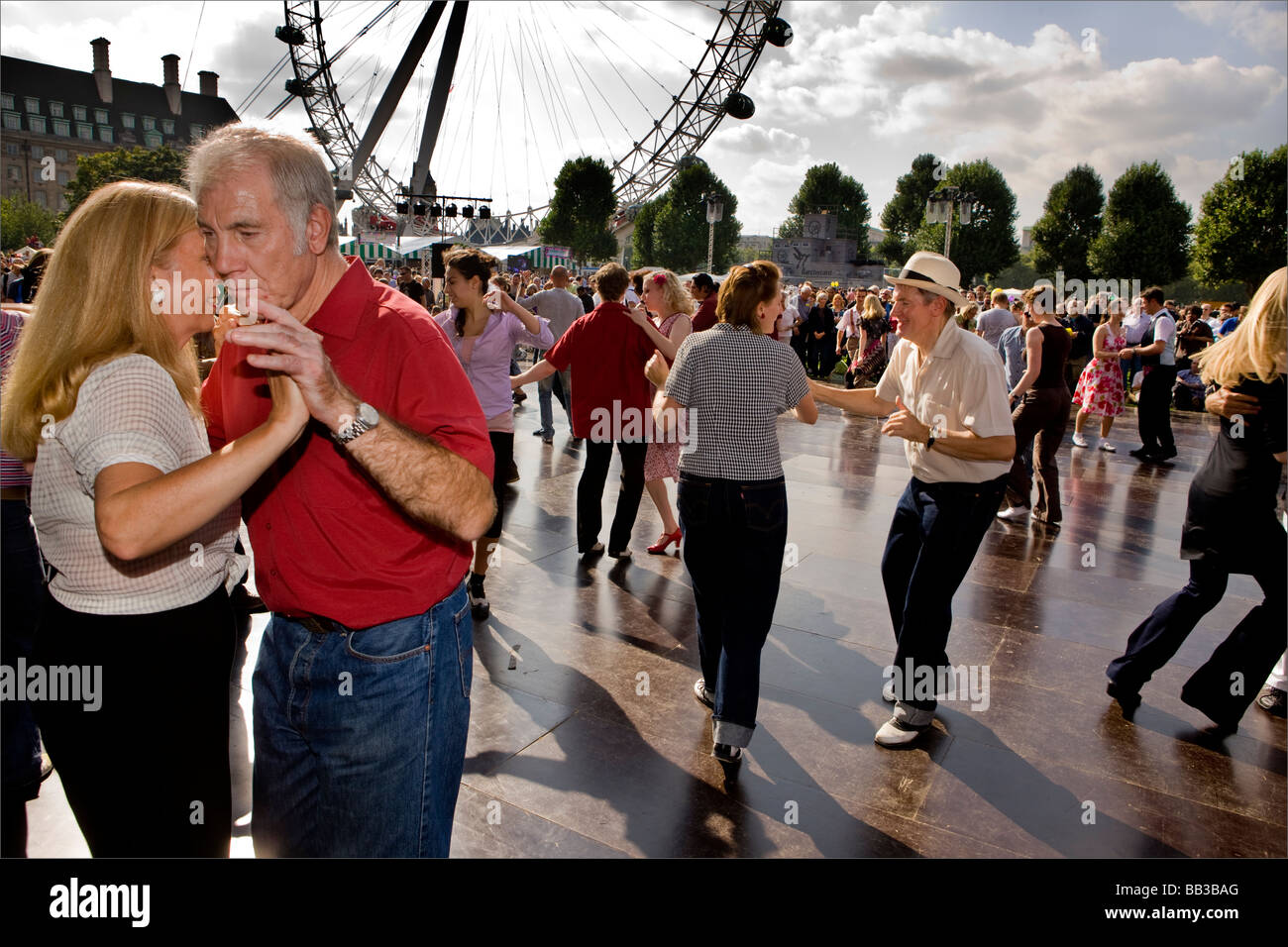 Les gens danser au Festival de Southbank, Londres, Royaume-Uni. Banque D'Images