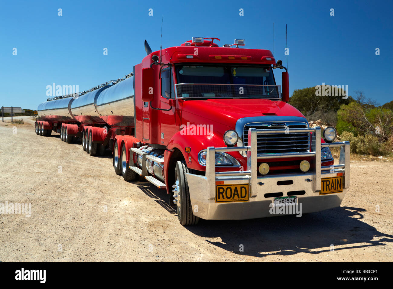 Camion de train routier dans l'outback Banque de photographies et d ...