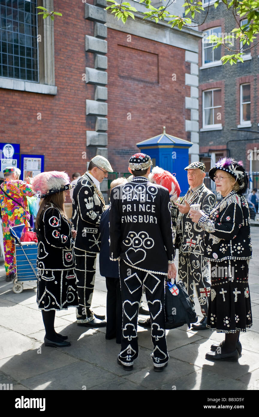 Pearly Kings and Queens parlant dans l'enceinte de l'église St Paul à Covent Garden à Londres. Photo par Gordon 1928 Banque D'Images