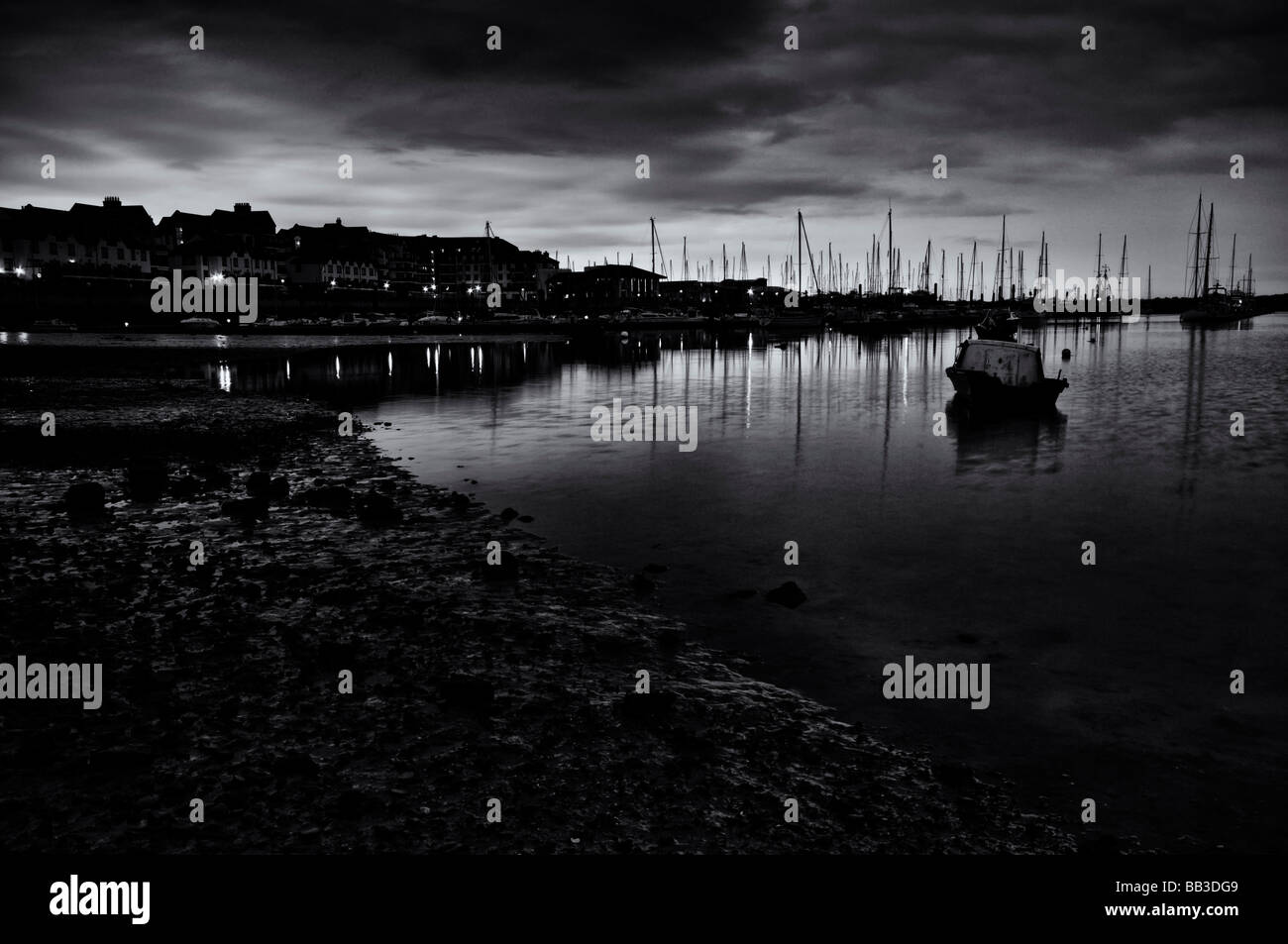 Voiles et bateaux endormis dans les Marines de Cogolin, dans le comté de Dublin, Irlande. Banque D'Images