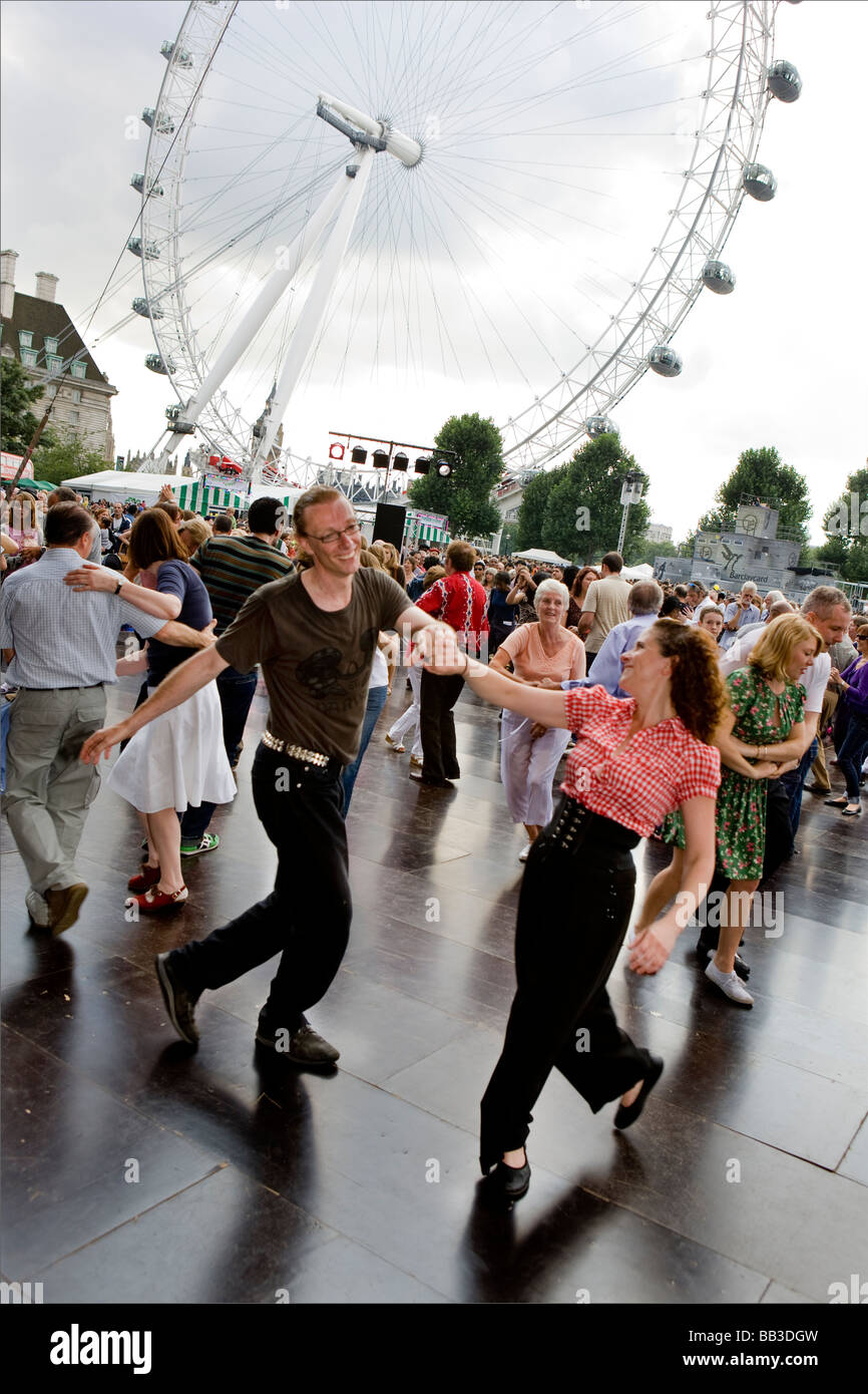 Dance party au-dessous de la roue du millénaire, le Festival de la rivière Thames, London Banque D'Images