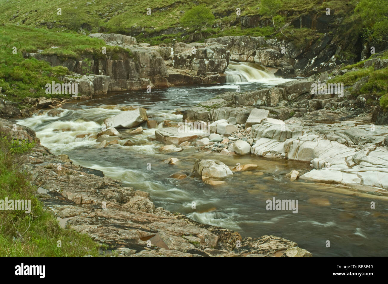 Etive rivière qui coule à travers Glen Etive dans les Highlands écossais Banque D'Images
