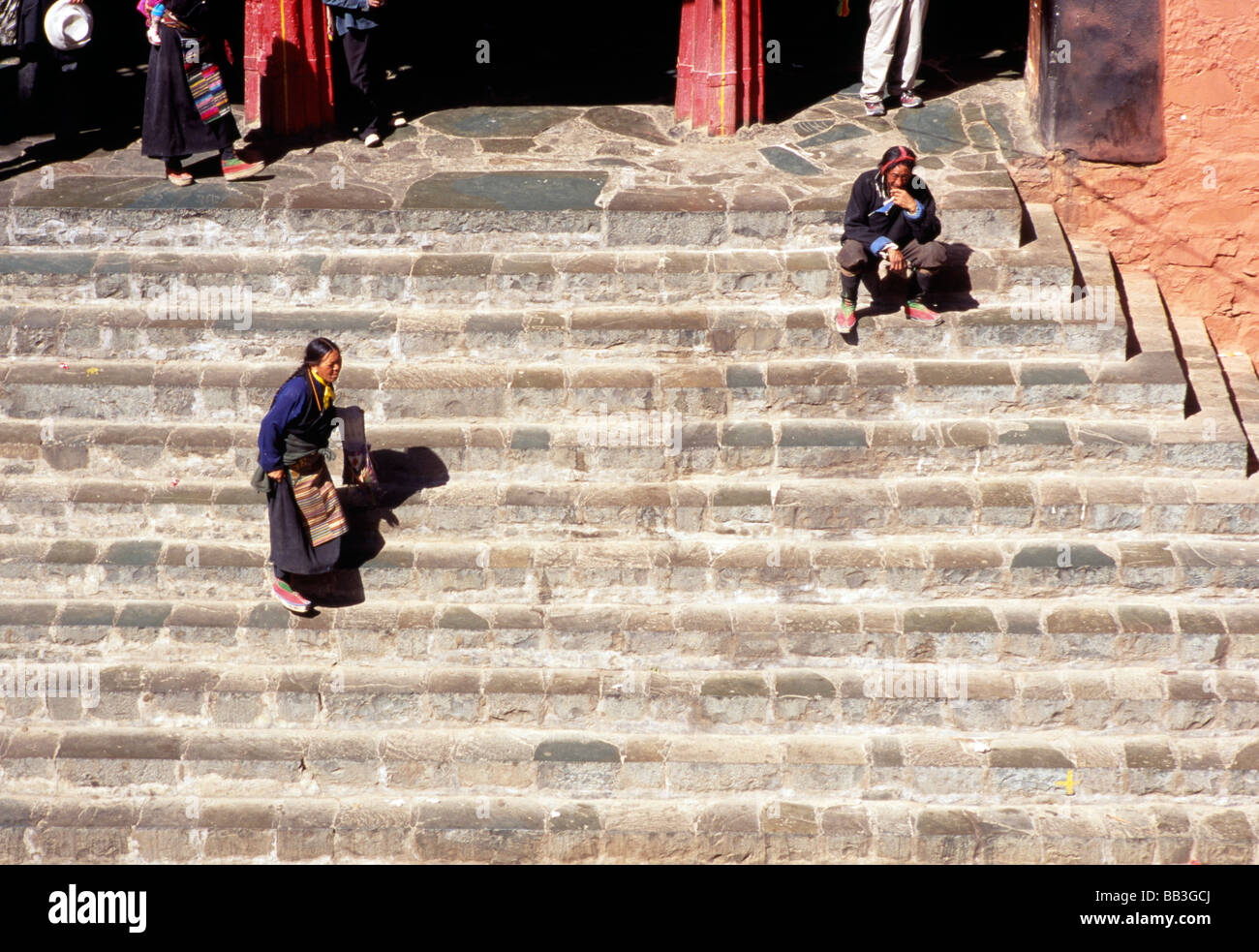 Les tibétains sur les mesures, le monastère de Tashilhunpo, Tibet Banque D'Images