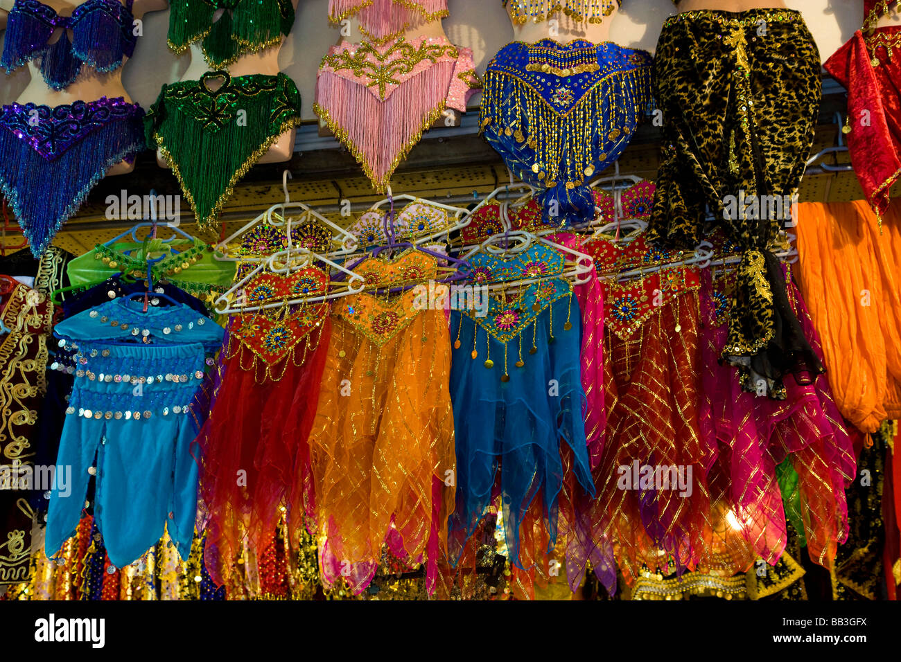 La Turquie au Moyen-Orient et de la ville d'Istanbul avec des danseuses du ventre costume coloré en vente dans le marché aux épices dans la Vieille Ville Banque D'Images