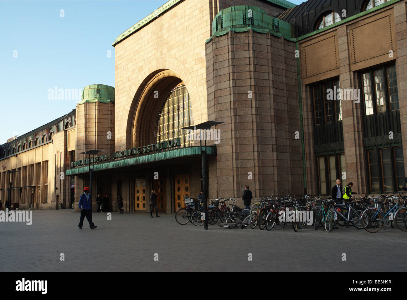 Façade en granit de la gare centrale d'Helsinki avec dôme en cuivre vert Helsinki Finlande Banque D'Images
