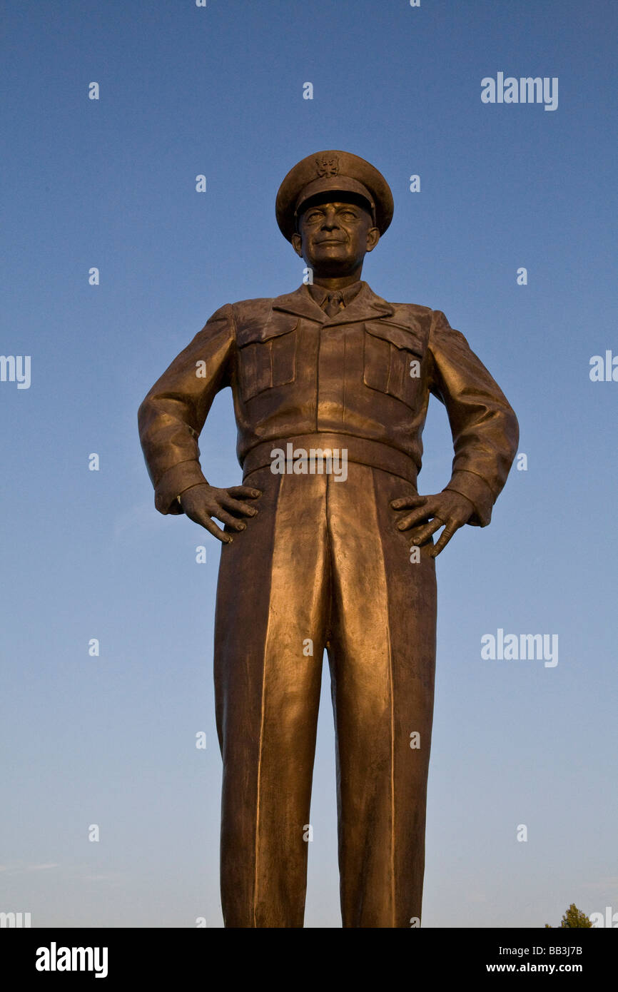 United States, Kansas, Abilene. Un monument de Dwight Eisenhower, sur le terrain de l'Eisehower Centre. Banque D'Images