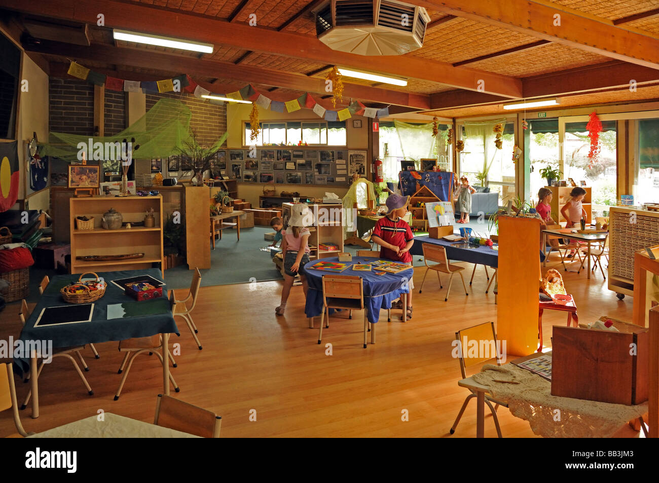 Les enfants à l'intérieur de la Dame de l'école en maternelle pré Gowrie Parkville Melbourne Australie Banque D'Images