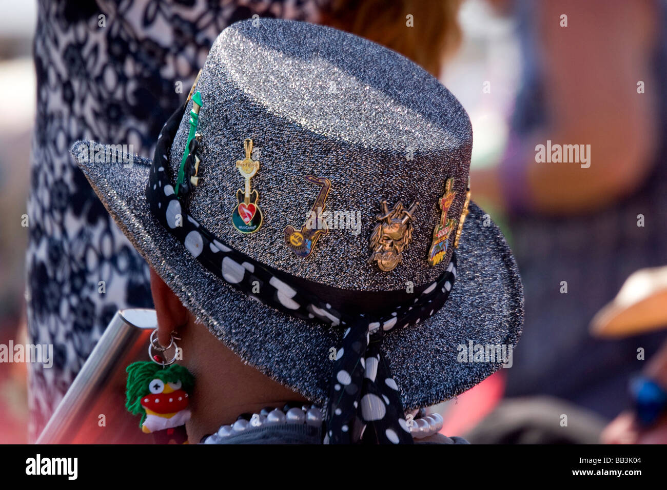 États-unis, Louisiane, Nouvelle Orléans. Homme portant un chapeau décoré d'oreille  et exotiques avec badge en musique Festival de jazz et du patrimoine Photo  Stock - Alamy