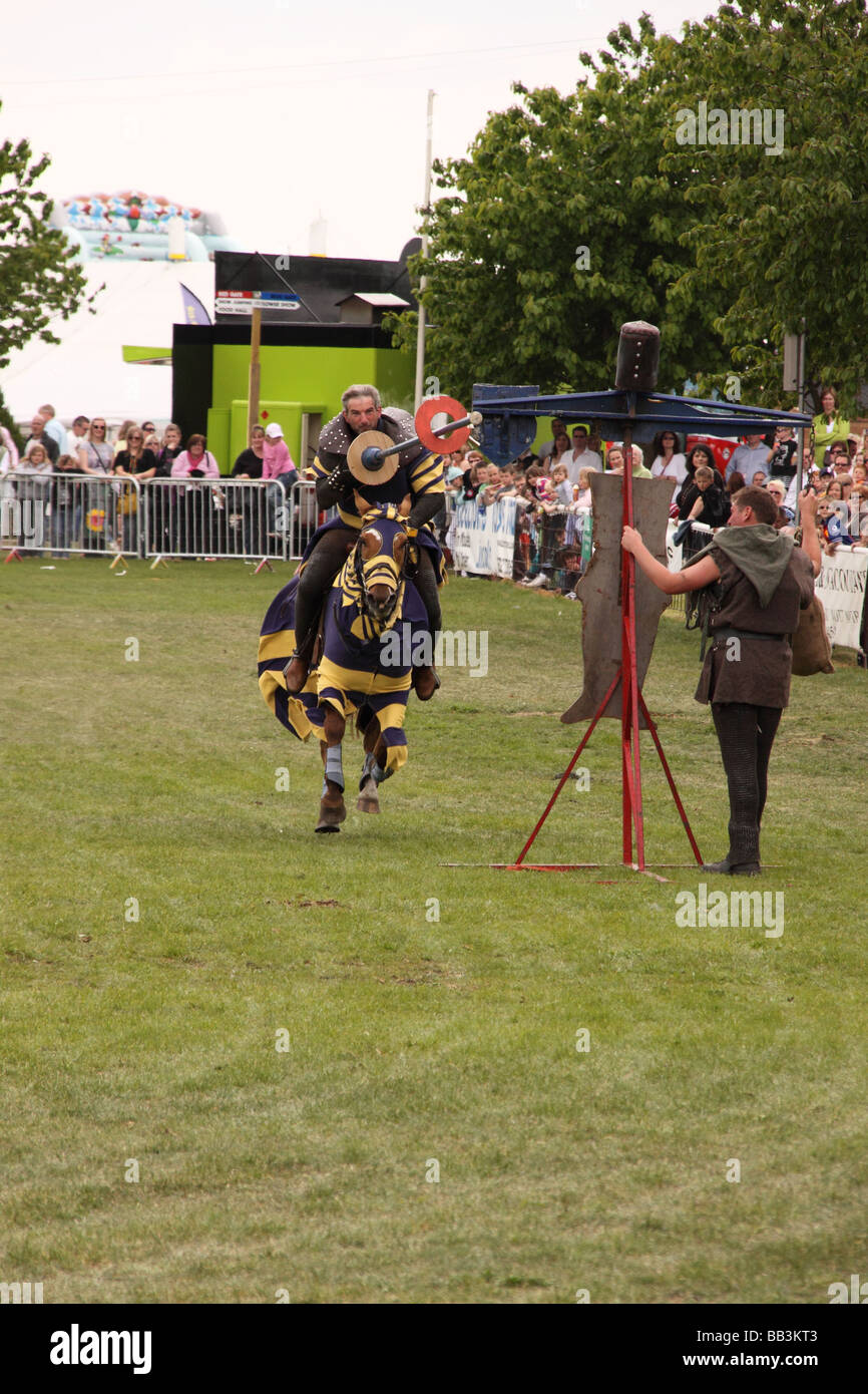 Tournoi de joutes reenactment affichage à Newark et alpes voir knight sur l'objectif de frapper Banque D'Images