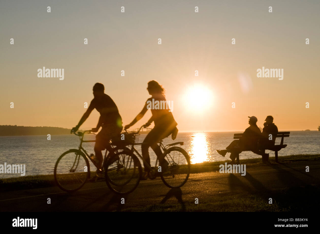 En regardant le coucher du soleil à English Bay Beach, dans le West End de Vancouver, BC, Canada. Banque D'Images