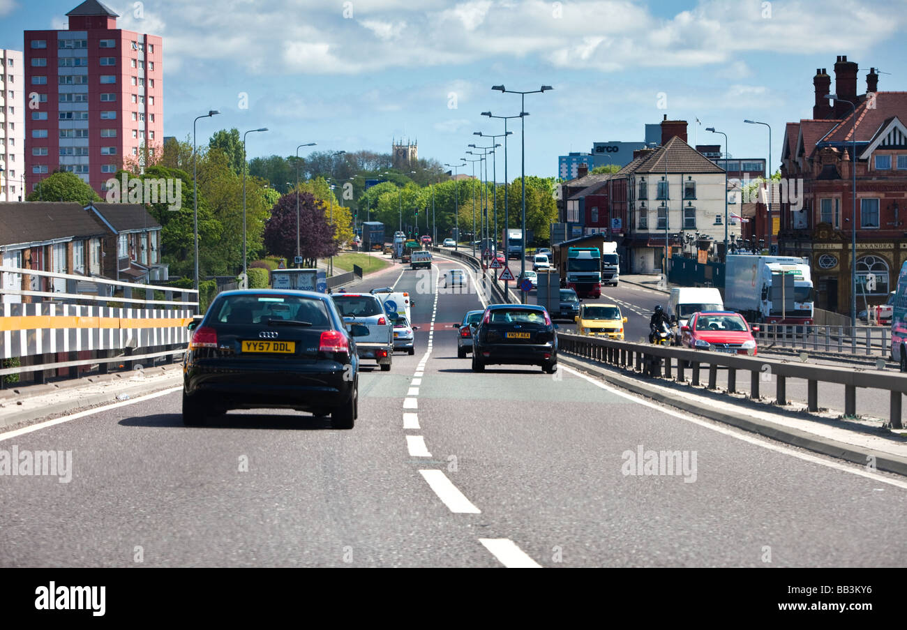 Conduite, Royaume-Uni - sur la route à quatre voies A63 vers l'est dans le centre-ville de Hull dans la circulation sur la route à quatre voies, Angleterre Banque D'Images