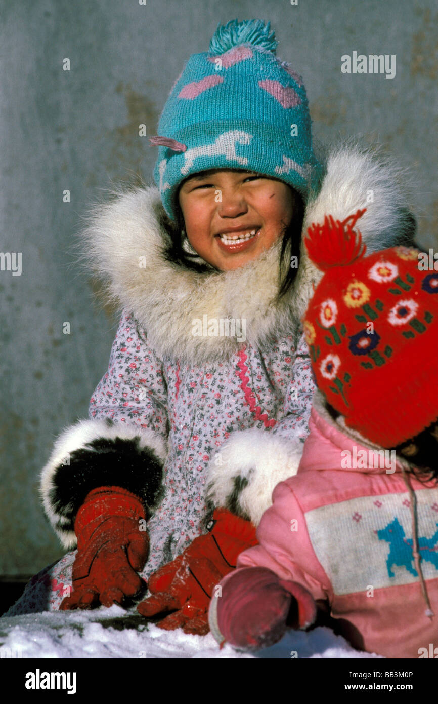 Amérique du Nord, USA, Alaska, Kotlik. Jeune fille Eskimo jouent dans la neige Banque D'Images