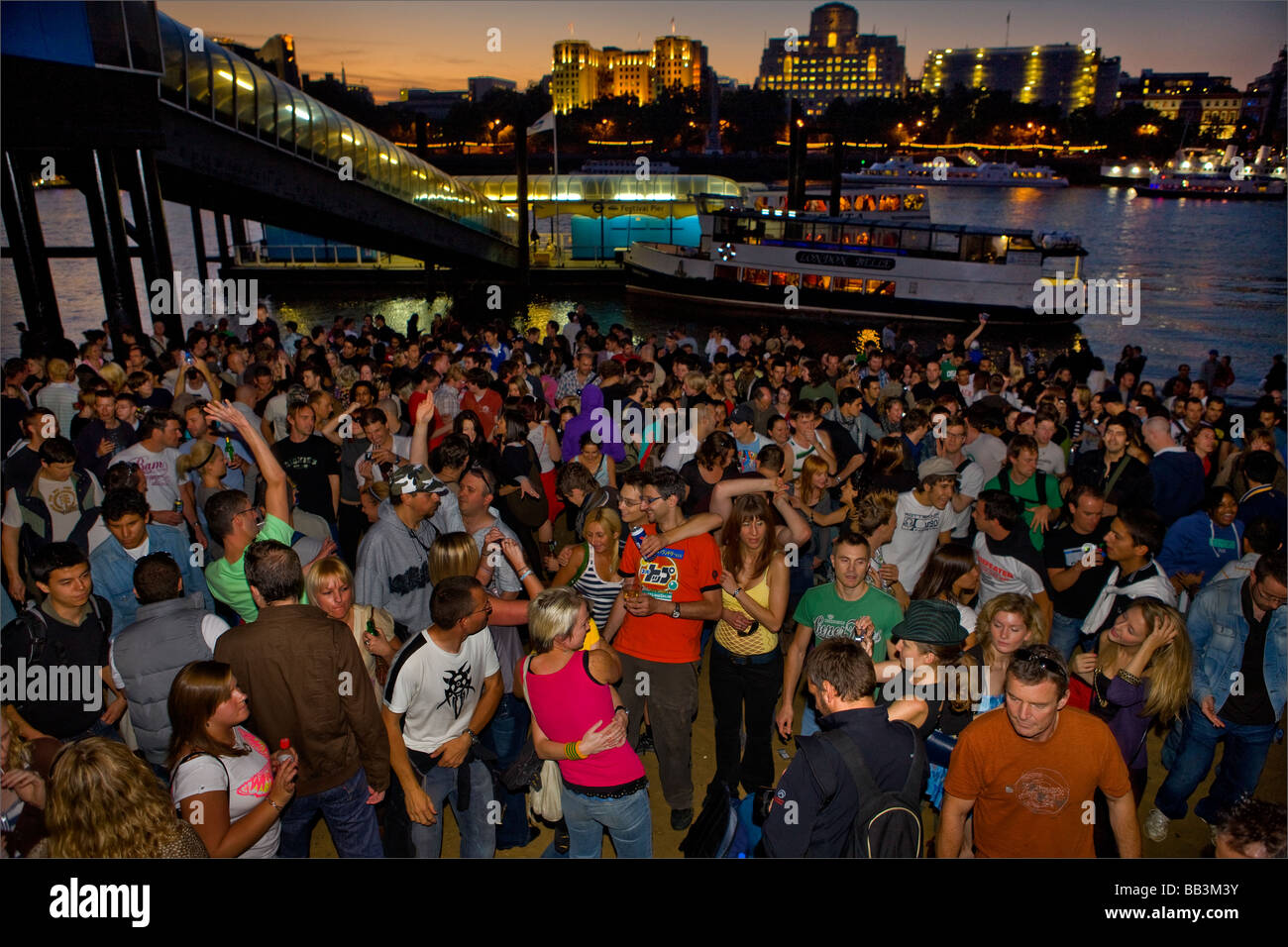 Les gens à faire la fête dans le festival de la Tamise, Londres, Royaume-Uni 2008 Banque D'Images