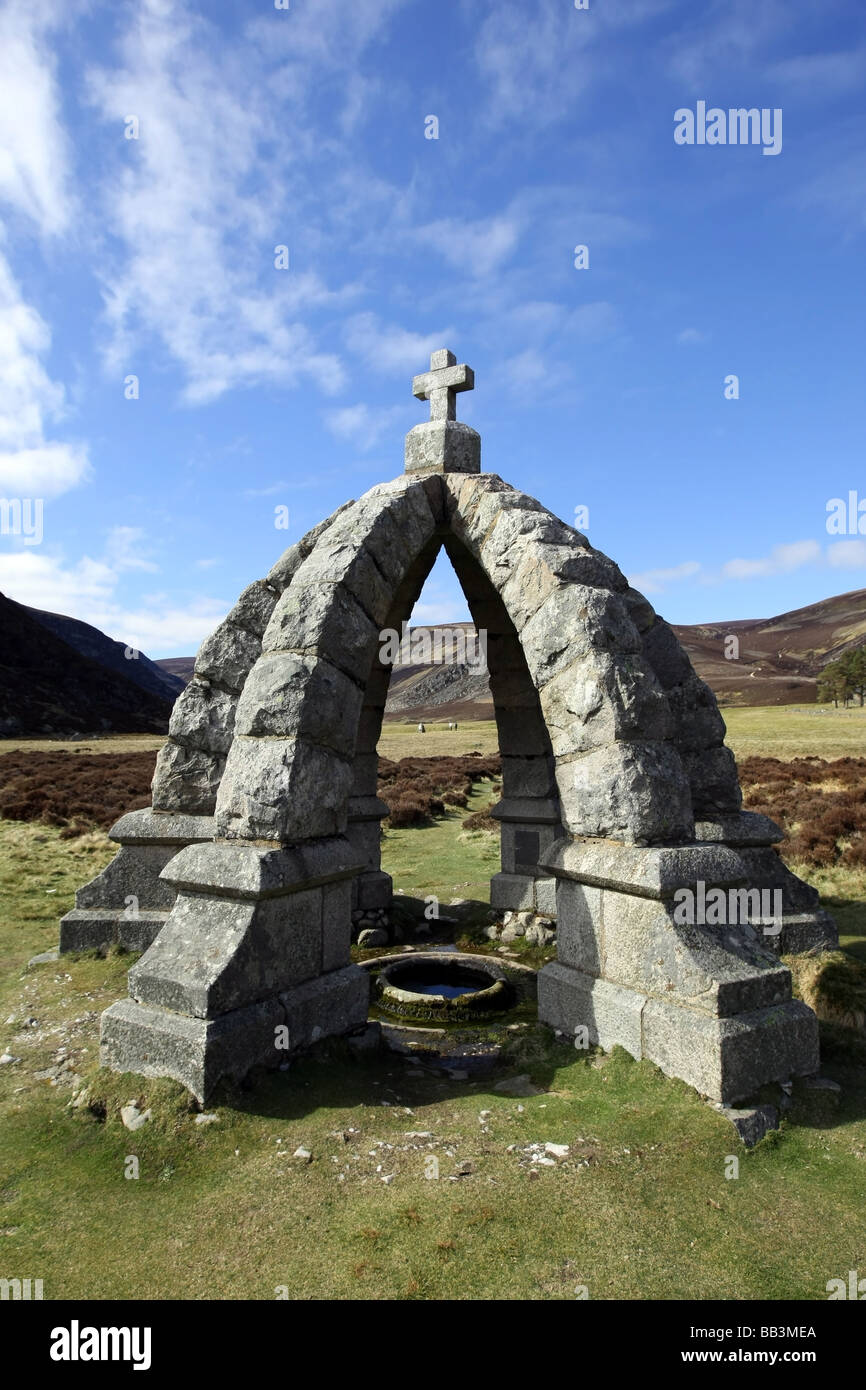 La structure de granit sur la reine est bien au pied du Mont Keen dans Glen Mark, Angus, Scotland, UK où la reine Victoria s'est arrêté Banque D'Images