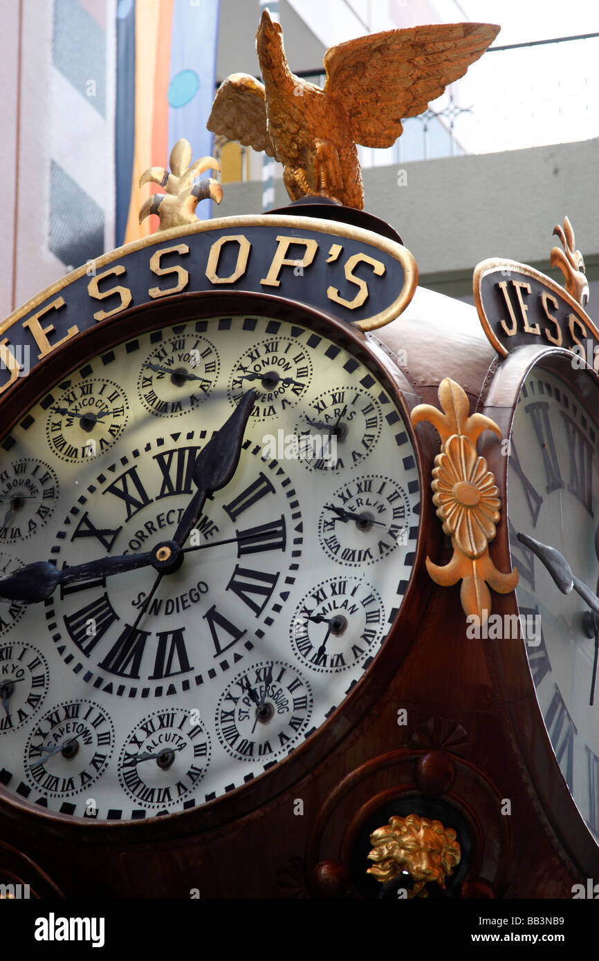 L'horloge de jessop achevé en 1907 qui indique l'heure en principe dans le monde entier à Horton Plaza San Diego États-Unis Banque D'Images