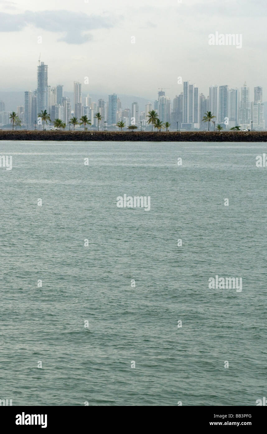 Chaussée d'Amador se trouve à l'extrémité sud du Canal de Panama et est la principale promenade au bord de la ville de Panama Banque D'Images