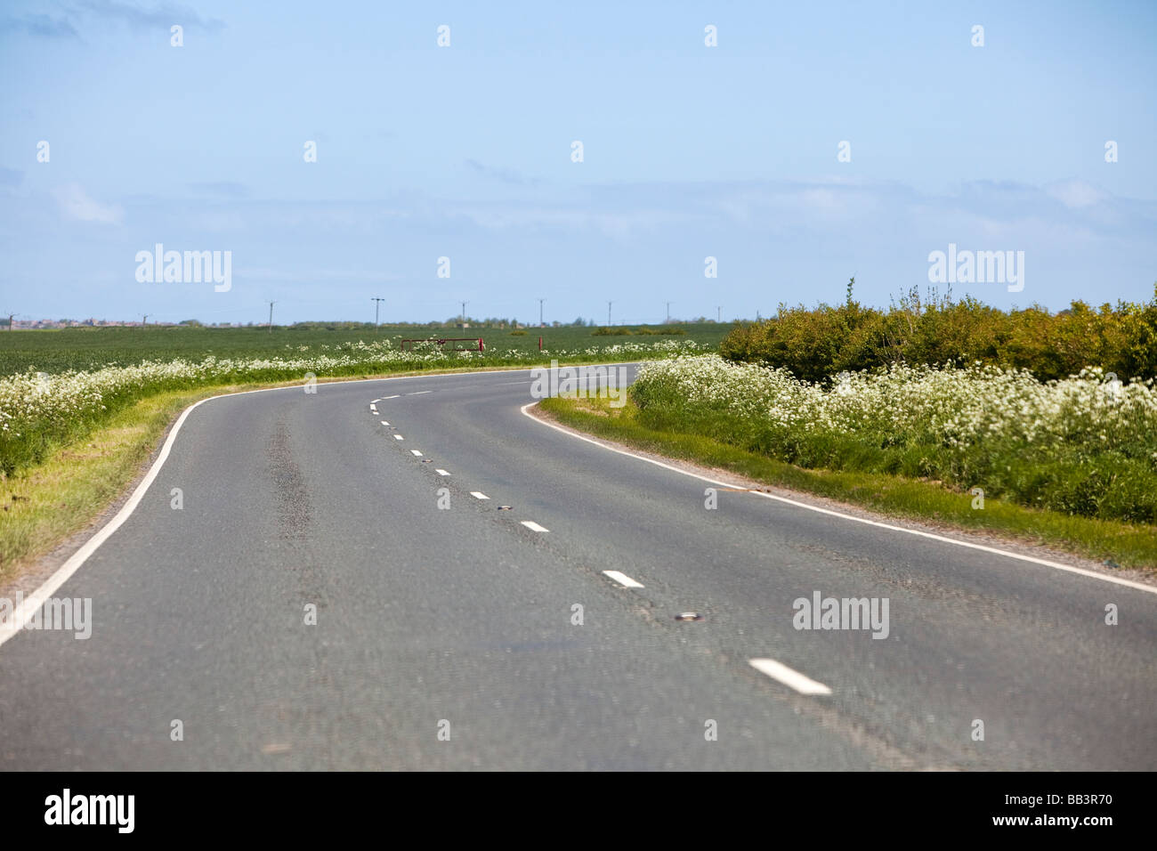 Courbe dans un angle des routes rurales à chaussée unique accent sur bend UK Banque D'Images