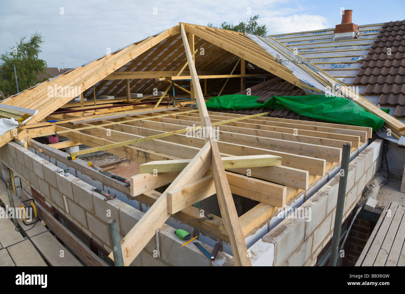 Nouveau toit en cours de construction pour une extension de la chambre Banque D'Images