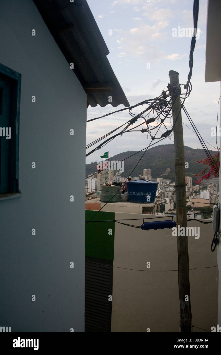 Les maisons restaurées dans la Favela Dona Marta bidonville surplombant le quartier Botafogo de Rio de Janeiro, Brésil. Banque D'Images