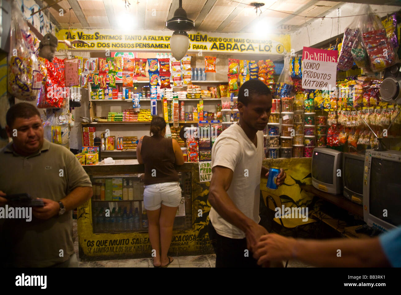 Une petite boutique à Dona Santa Marta bidonville favela à Rio de Janeiro, Brésil. Banque D'Images