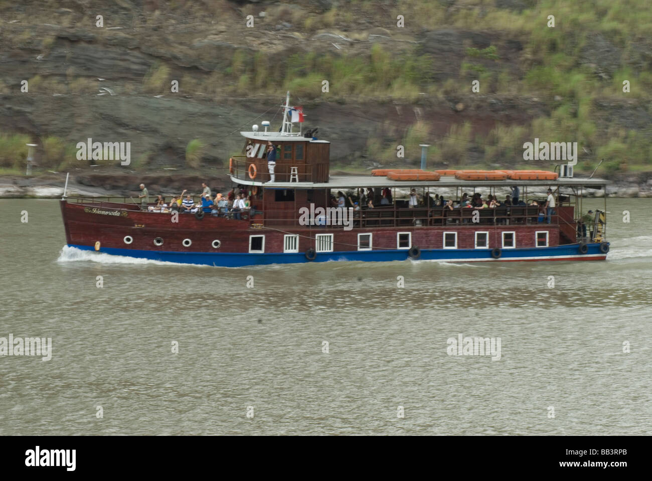 Un bateau de croisière touristique en passant par le lac de Gatun sur le Canal de Panama Banque D'Images