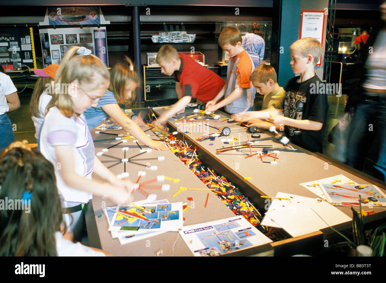 Amérique du Nord, USA, Michigan, Detroit. Les enfants qui travaillent avec des expositions interactives au Centre des sciences Banque D'Images