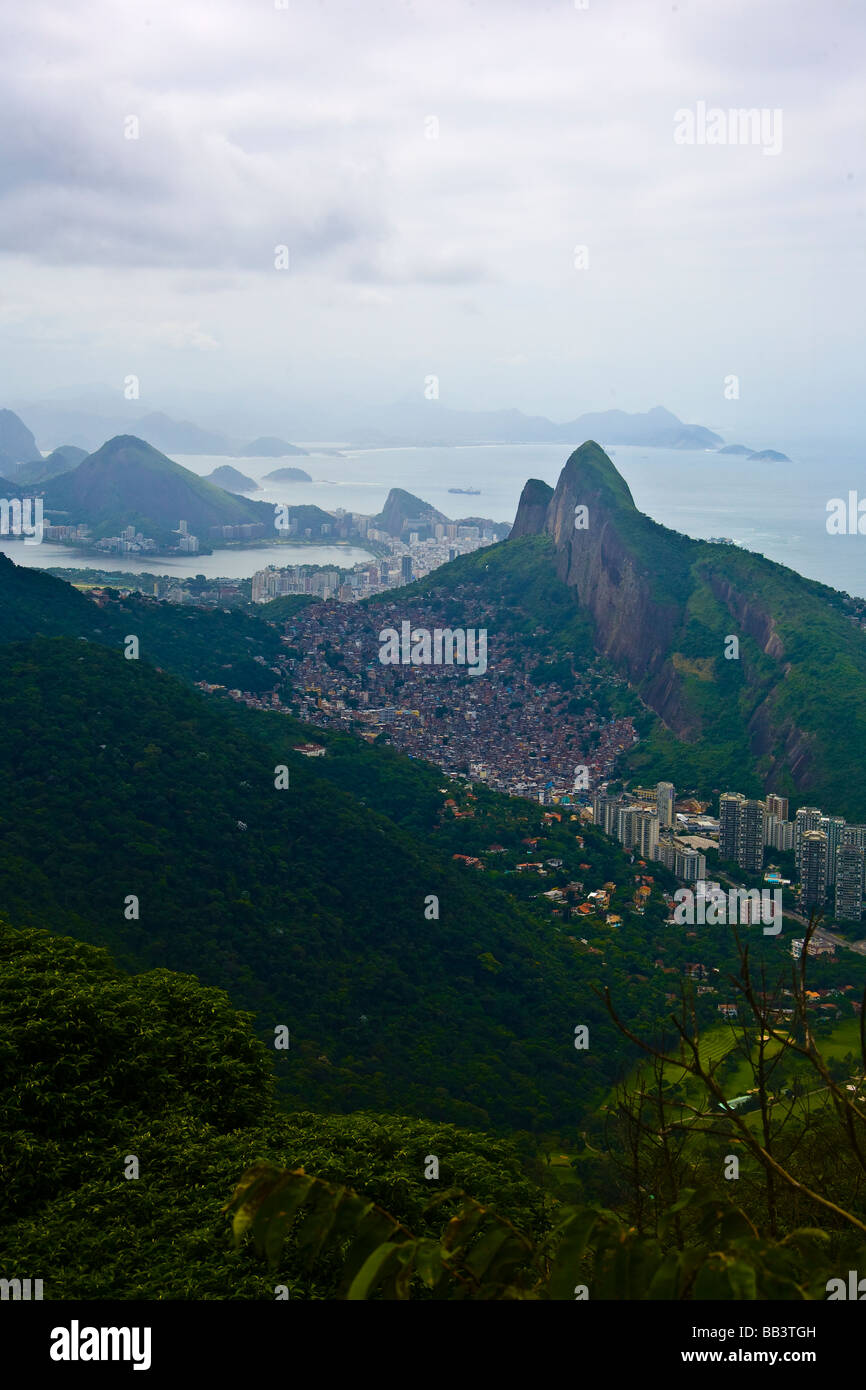 Une vue aérienne de la zone sud de Rio de Janeiro : Rocinha favela et Sao Conrado, Ipanema, Leblon, Lagoa quartiers. Banque D'Images