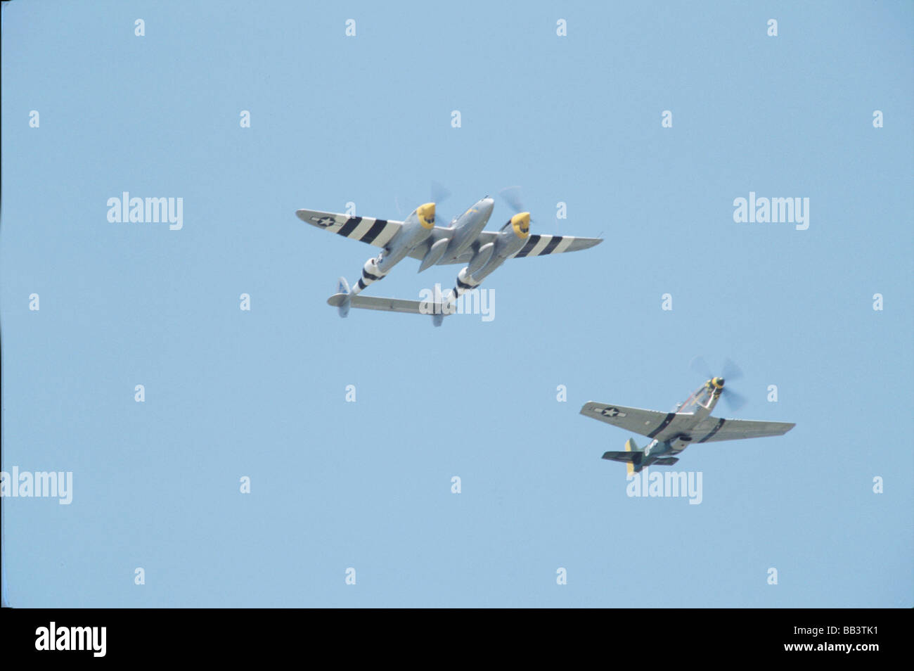 Lockheed P-38 Lightning, Joltin' Josie et North American P-51D Mustang Gunfighter dans l'air Banque D'Images