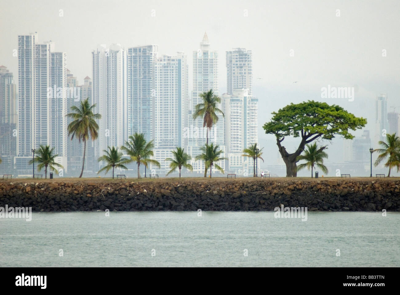 Chaussée d'Amador se trouve à l'extrémité sud du Canal de Panama et est la principale promenade au bord de la ville de Panama Banque D'Images