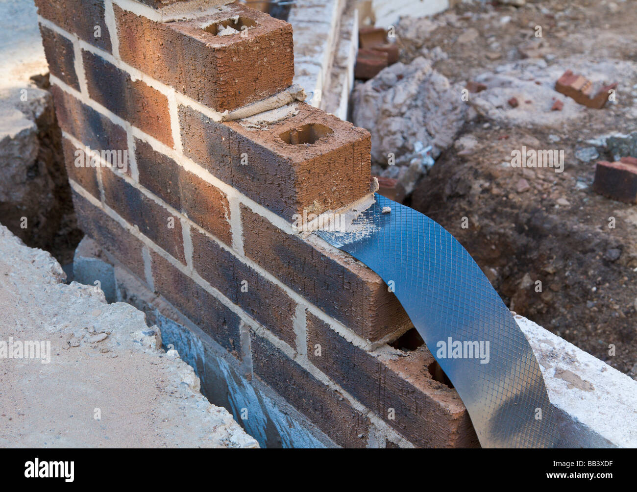 La preuve humide étant intégrée dans la membrane d'un mur de briques extension maison Banque D'Images