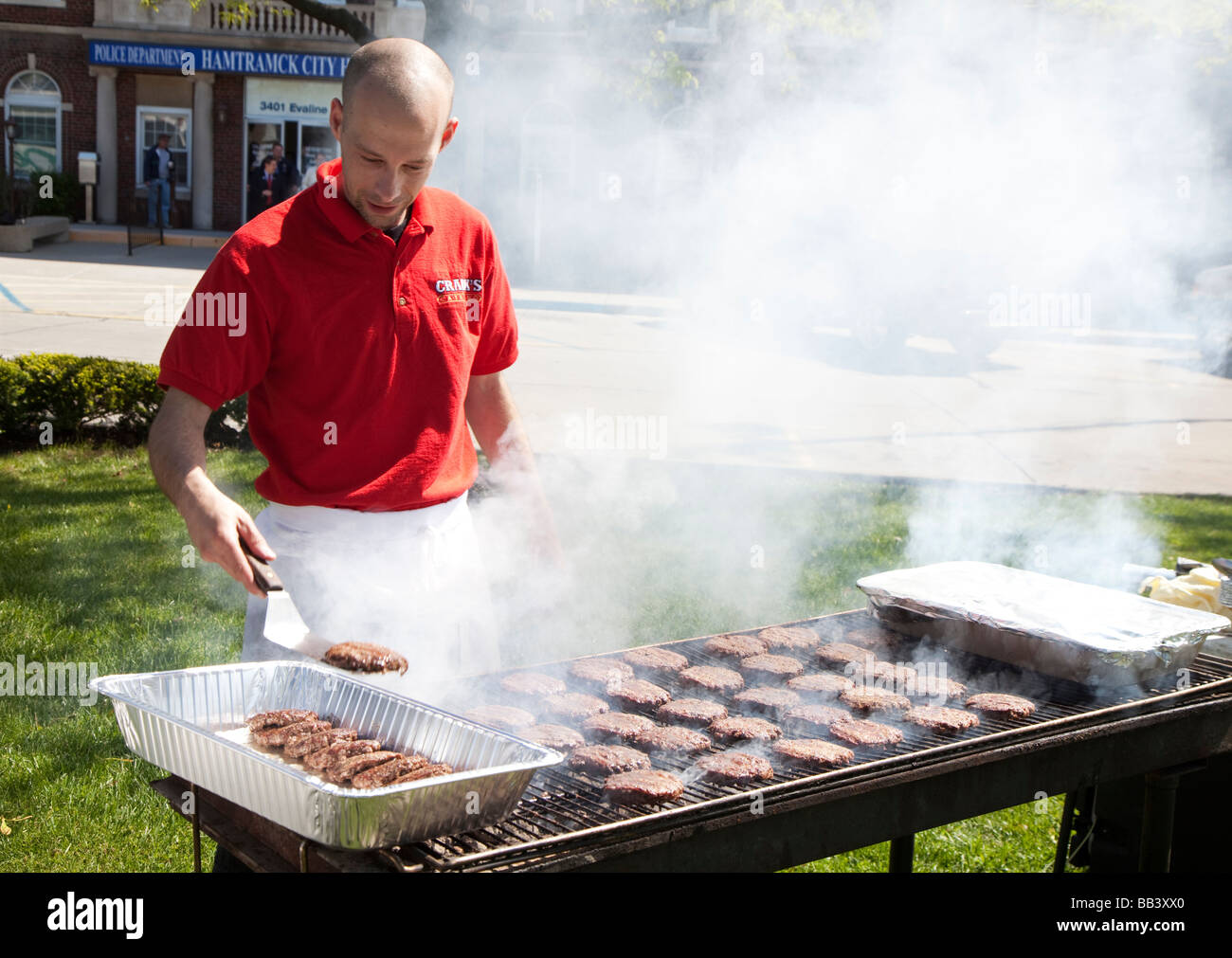 Hamtramck Michigan un traiteur grillades hamburgers pour un rallye du travail à l'hôtel de ville Banque D'Images