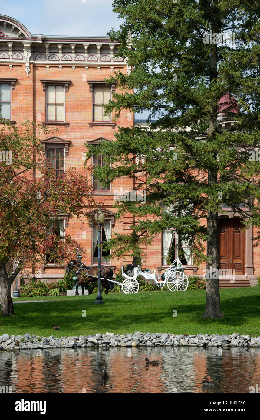 USA, New York, Saratoga Springs, balade en calèche en face de Historical Society Museum Banque D'Images