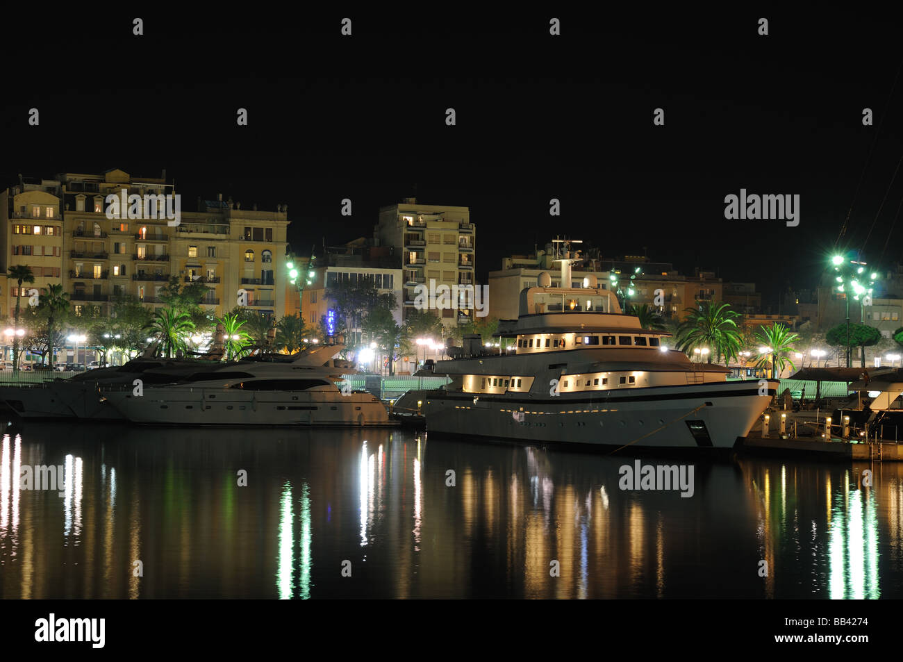 Marina à Barcelone la nuit Banque D'Images
