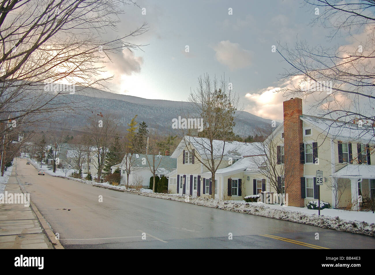 Amérique du Nord, USA, New York, Manchester Village. Rue principale menant hors du village. Banque D'Images