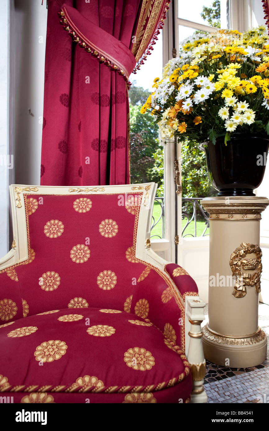 Des fauteuils près de la fenêtre à l'hôtel de luxe Villa d'Este, Cernobbio, Côme, Italie Banque D'Images