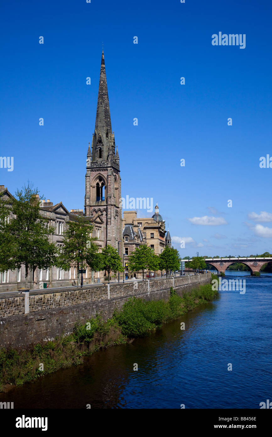 Skyline Tayside avec vue sur la rivière de l'église Saint Matthieu, la rivière Tay Bridge et de la ville de Perth, Perthshire, Écosse, Royaume-Uni Banque D'Images