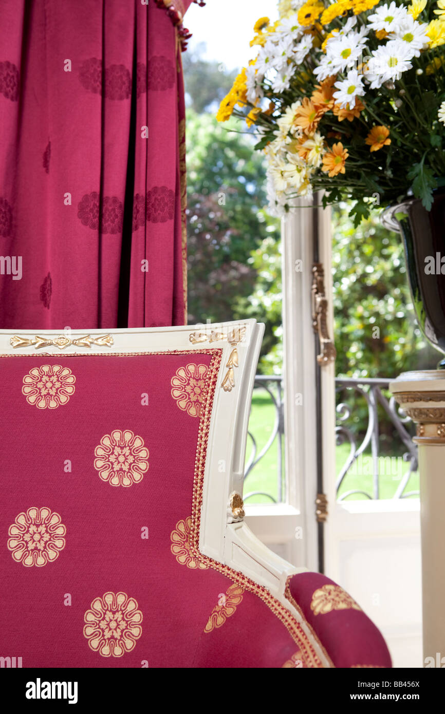 Des fauteuils près de la fenêtre dans l'hôtel de luxe Villa d'Este à Cernobbio, Côme, Italie Banque D'Images
