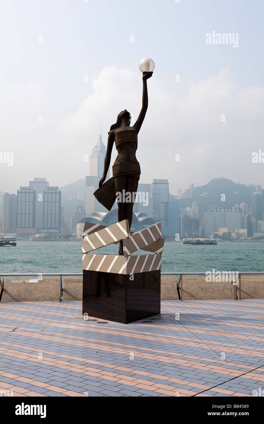 Une statue de la liberté statue est visible sur l'Avenue des Stars à Kowloon, Hong Kong Banque D'Images