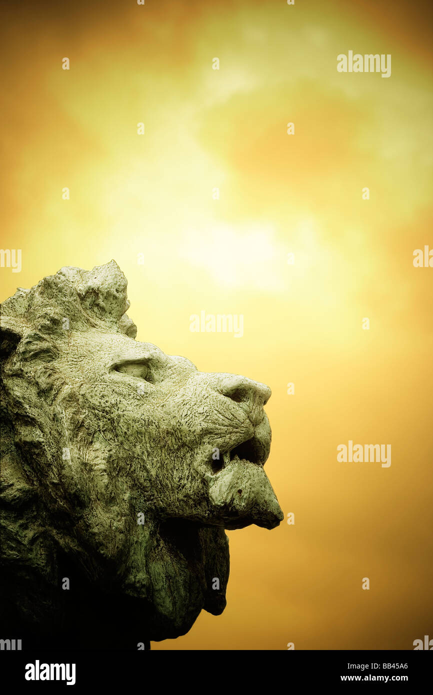 Vue latérale du gros plan d'une tête de lion en bronze sculpture, Chicago, Illinois. Banque D'Images